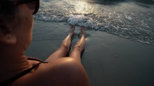 Frau Bikini Liegt Sandstrand Und Genießt Sommerurlaub — Stockfoto