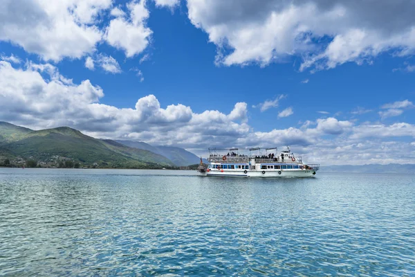 Boot Auf Dem Ohrid See Einem Schönen Bewölkten Sommertag — Stockfoto