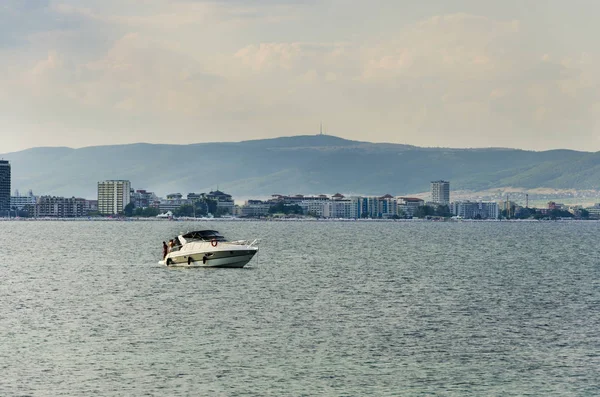 Πολυτελές Γιοτ Ιστιοπλοΐα Στο Ηλιοβασίλεμα Μπροστά Από Sunny Beach Hotels — Φωτογραφία Αρχείου