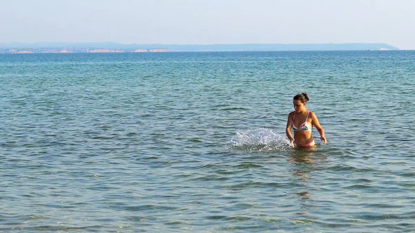 Θηλυκό Έφηβος Στο Θαλασσινό Νερό Αναψυκτικό Παραλία Καλοκαίρι — Φωτογραφία Αρχείου