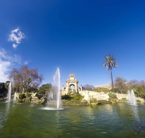 Park de la Ciutadella Barcelona, Çeşme basamaklı 1881 yılında Barcelona İspanya açıldı