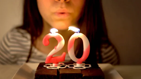 Joven Mujer Celebrando Vigésimo Cumpleaños Soplando Velas Pastel Horneado Casero — Foto de Stock