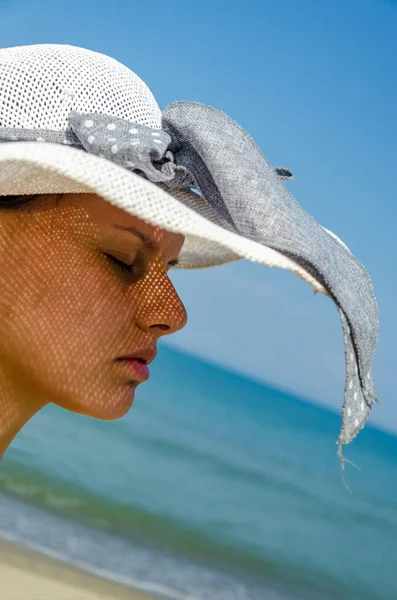 Μόδας Και Lifestyle Έννοια Πορτρέτο Του Όμορφη Γυναίκα Καπέλο Απολαμβάνοντας — Φωτογραφία Αρχείου