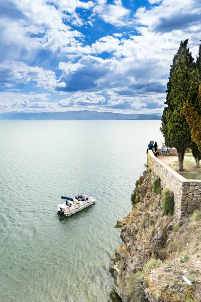 马其顿奥赫里德 2017年6月 游客在奥赫里德湖上乘船游览在一个美丽多云的日子 — 图库照片