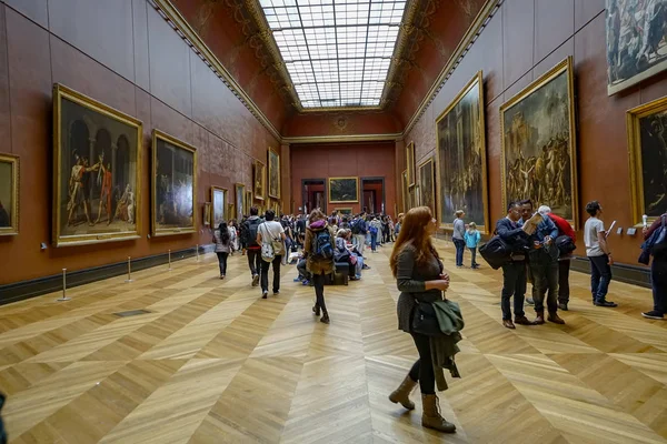 2017 フランス フランスのルーブル美術館で絵画に感謝多くの人々 ルーヴル美術館は世界で最大の博物館 フランスの歴史的な記念碑です — ストック写真