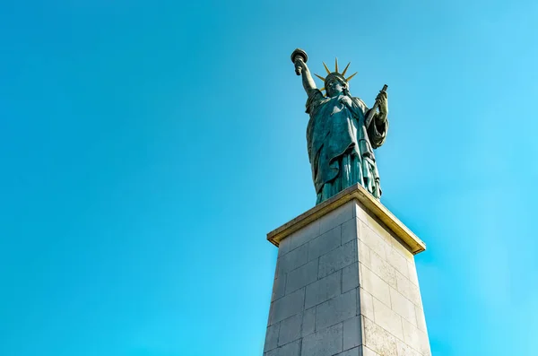 Frihetsgudinnan Paris Mot Blå Himmel — Stockfoto