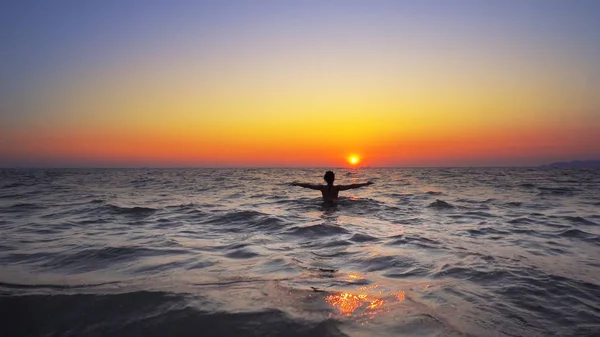 Vrouw Lopen Oceaan Met Handen Wijd Open Zonsondergang Achtergrond Vrijheid — Stockfoto