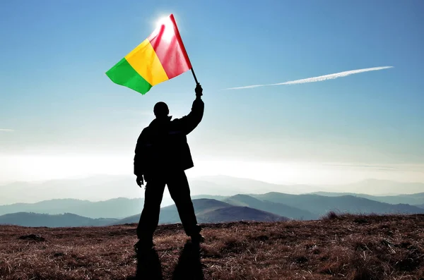 Silhouette Homme Agitant Drapeau Mali Sommet Sommet Montagne — Photo