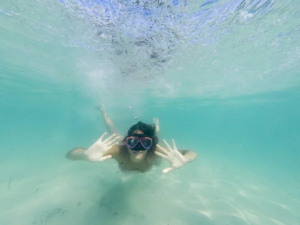Lächelndes Mädchen Mit Schnorchelmaske Unter Wasser — Stockfoto