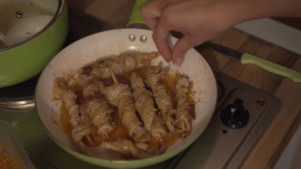 肉串烹饪 在平底锅中油炸食物 在串上准备美味的肉烧烤 Shashlik 烤制煤 — 图库照片