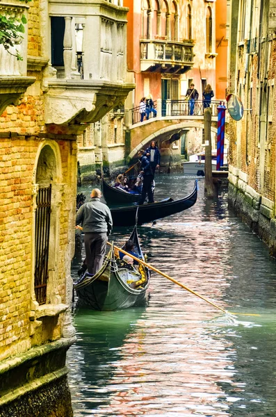 Venezianischer Gondoliere Fährt Mit Gondel Durch Das Grüne Kanalwasser Venedigs — Stockfoto