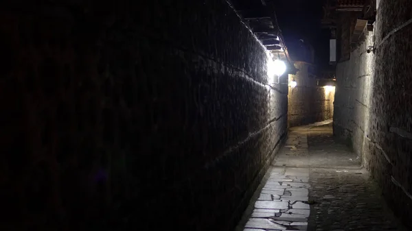 Mörka Urbana Staden Sten Trottoaren Gränd Natten — Stockfoto