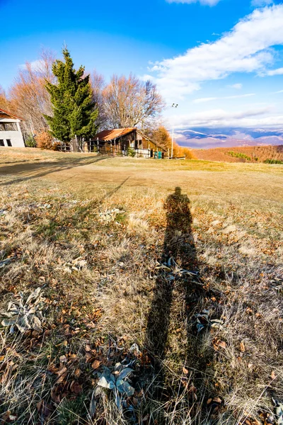 Wanderer Schatten Des Gipfels Mit Hütte Vor Blauem Himmel — Stockfoto