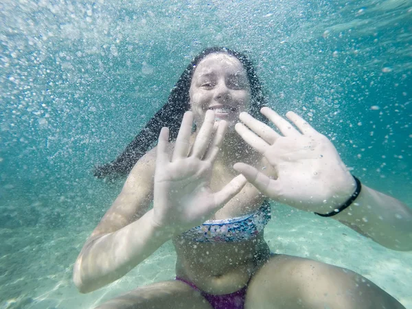 Menina Nadando Debaixo Água Sorrindo — Fotografia de Stock