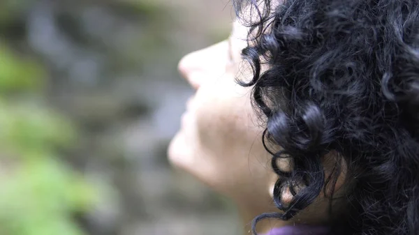 Porträt Einer Frau Mit Lockigem Haar Die Den Wald Beobachtet — Stockfoto
