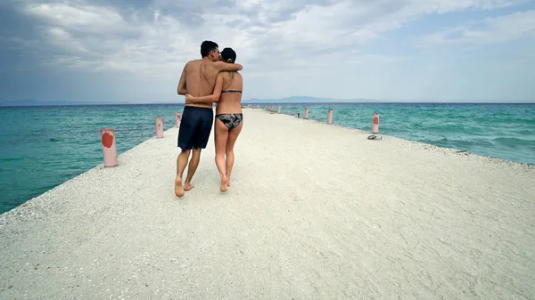 Романтическая Счастливая Пара Развлекающаяся Пляжном Пирсе — стоковое фото