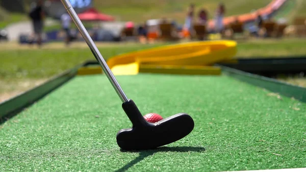 Primer Plano Del Jugador Jugar Mini Golf Con Bola Roja —  Fotos de Stock