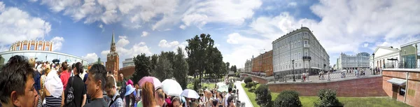 Moskwa Rosja Około Sierpnia 2016 Tłum Turystów Przy Wejściu Kreml — Zdjęcie stockowe