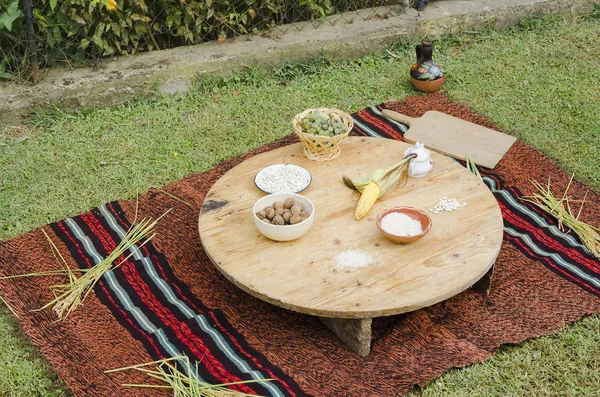 Maíz Arroz Nueces Frijoles Alfombra Étnica Mesa Madera Etno Tradicional — Foto de Stock