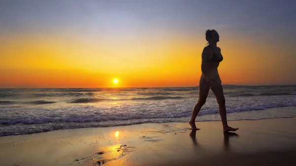 Mujer Corriendo Agua Fondo Del Atardecer Disfrutando Libertad Durante Las — Foto de Stock