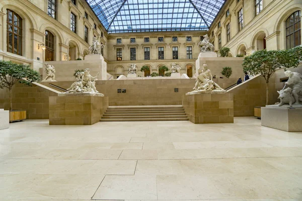 Paris Franciaország Május 2017 Alacsony Szög Kilátás Louvre Múzeum Szobor — Stock Fotó