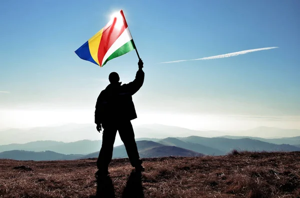 Silhouette Man Holding Waving Seychelles Flag Top Mountain Peak — Stock Photo, Image