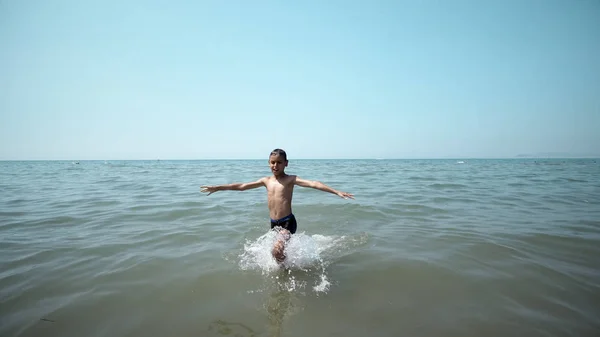 Glücklicher Junge Der Aus Dem Meerwasser Steigt Kameraschwenk Von Vorn — Stockfoto