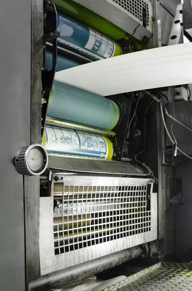 大型オフセット印刷機のローラと高速走行紙のロール — ストック写真