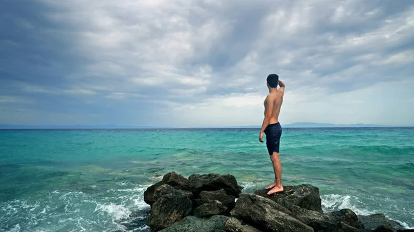 Jovem Posando Rochas Desfrutando Férias Perto Oceano — Fotografia de Stock