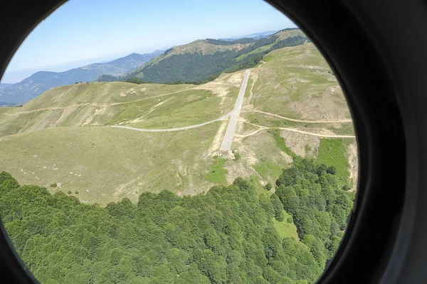 Vedere Din Elicopterul Militar Fereastra Avionului Vedere Spre Mica Aterizare — Fotografie, imagine de stoc