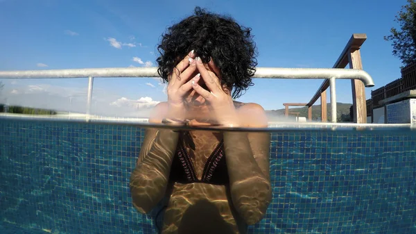 Hidroterapi Termal Spa Havuzu Üzerinde Rahatlatıcı Kadın — Stok fotoğraf
