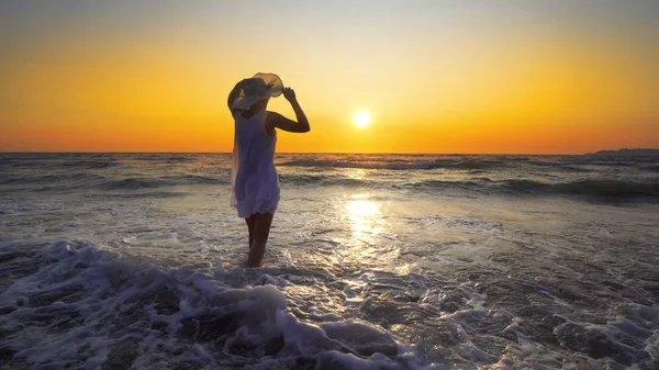 Mujer Vestido Blanco Sombrero Pie Costa Fondo Puesta Del Sol Imágenes De Stock Sin Royalties Gratis