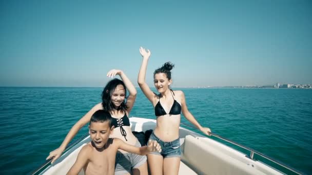Jóvenes Alegres Divirtiéndose Fiesta Barco Felices Amigos Disfrutando Las Vacaciones — Vídeos de Stock