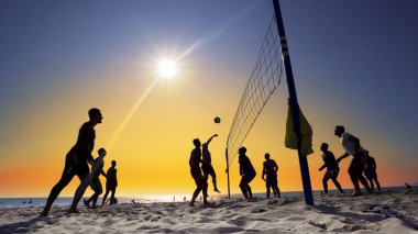 Durres, Arnavutluk - Ağustos, 2017 yaklaşık: plaj voleybolu günbatımı arka planda etkin oynayanlar silüeti