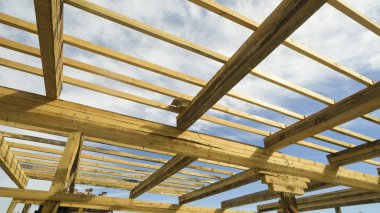 yeni konut inşaat ev çerçeve mavi gökyüzü ve güneş karşı