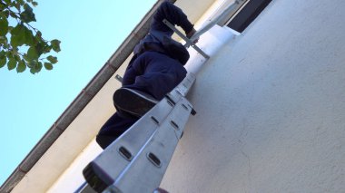 Tamirci açık hava klimasında çalışıyor. Sinematik çekim.