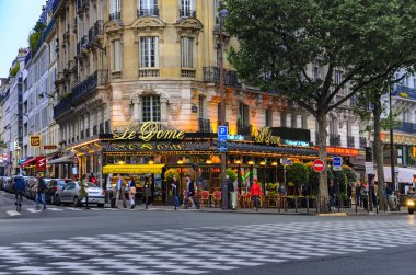 Paris, Fransa - Mayıs, 2017 yaklaşık: Kafe Le Dome Paris.It dörtte-var uğrak Pablo Picasso, Amadeo Modigliani, Wassilii Kandinsky Montparnasse ünlü kafe olduğunu