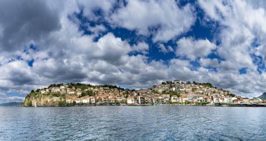 Panorama, Unesco 'nun tarihi bölümü Ohrid Gölü' nün yanında yer alır ve tepede Çar Samuel 'in kalesi ile tüm tepeye yayılır.