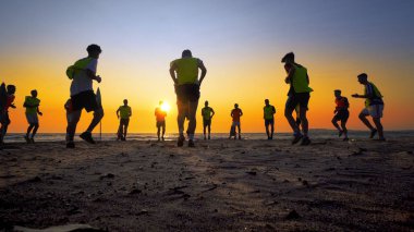 Durres, Albanie - Ağustos, 2017 yaklaşık: Silhouettes futbol takım eğitim günbatımı arka plan üzerinde Beach