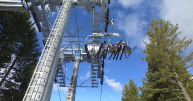 Bansko, Bulgaristan - Jan, 2018 yaklaşık: güneşli günde teleferik dağlarda sürme kayakçı