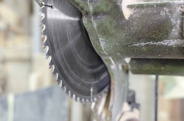 beyaz zemin üzerinde güç testere yakın çekim