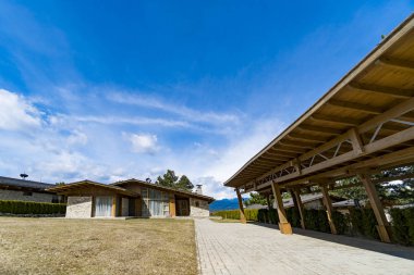 ev kapalı giriş ve çift üç araç garaj ile