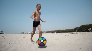 Gündüz kumsalda futbol çocuk