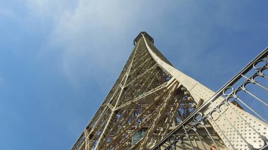 Eyfel Kulesi üst tepe mavi gökyüzü arka plan üzerinde
