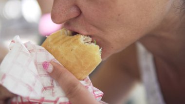 Öğle yemeğinde, lokanta kavramı döner kebap yiyen kadın