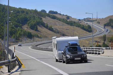 Yunanistan 'da bir otoyol üzerindeki karavan veya karavan karavanı, yaz mevsimi