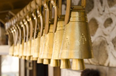 İnek/koyun bell bir deri kayışı ile asılı