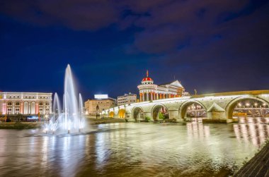 Arkeoloji Müzesi, Makedonya, gece