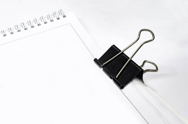 Kağıt ile siyah kırpmak, office arka plan seçici odak ile