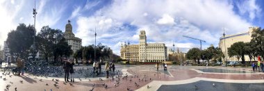 BARCELONA, İspanya - 19 Ocak 2017: Placa de Catalunia Panorama, İspanya. Burası turistlerin ilgi odağı..